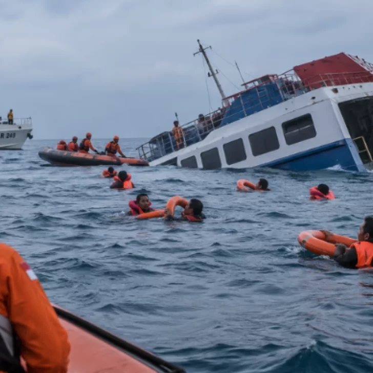 Naufragio en Indonesia: seis muertos y 129 desaparecidos tras hundirse un barco de pasajeros Naufragio en Indonesia: seis muertos y 129 desaparecidos tras hundirse un barco de pasajeros