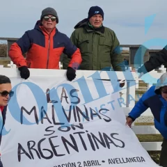 Myriam Gramisci llevó a Malvinas la replica de la bandera de la Selección y homenajeó a su hermano Donato: “Él dio la vida por su amigo”