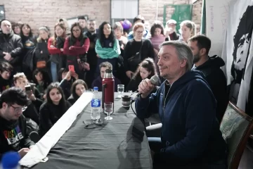 Máximo Kirchner apuntó contra Milei: “¿Quién vela por las familias argentinas?” Máximo Kirchner apuntó contra Milei: “¿Quién vela por las familias argentinas?”