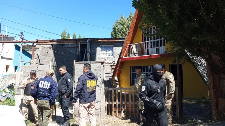  El allanamiento por parte de personal de la División de Investigaciones. FOTO: POLICÍA DE SANTA CRUZ