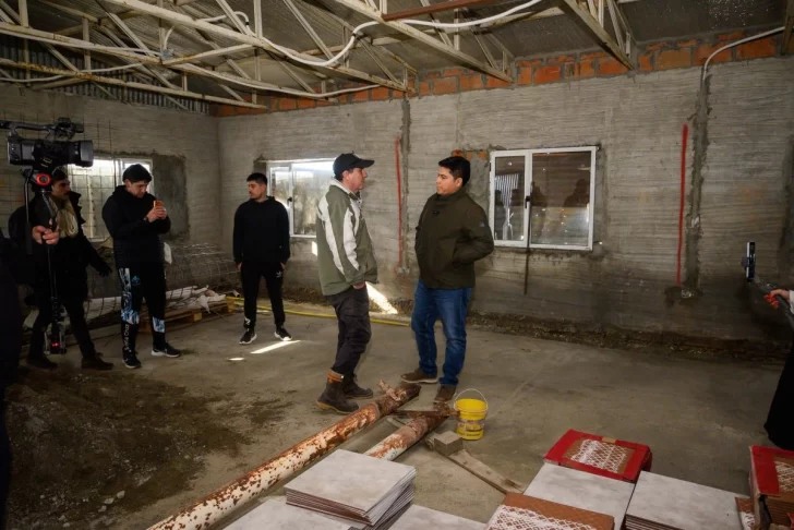  Vidal hizo el anuncio durante una visita al Club Unión Santacruceña, donde el Gobierno Provincial hizo entrega de 50 bolsas de cemento, un tanque de agua, materiales de construcción.
