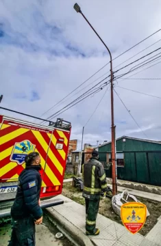 Chispas y riesgo eléctrico: operativo de Bomberos por un cable de alta tensión en Río Gallegos Chispas y riesgo eléctrico: operativo de Bomberos por un cable de alta tensión en Río Gallegos