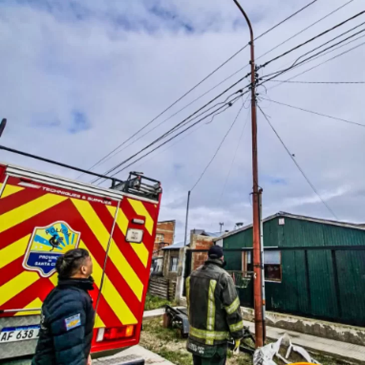 Chispas y riesgo eléctrico: operativo de Bomberos por un cable de alta tensión en Río Gallegos Chispas y riesgo eléctrico: operativo de Bomberos por un cable de alta tensión en Río Gallegos