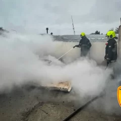 Incendio en la parte superior de un comercio generó alarma en Caleta Olivia
