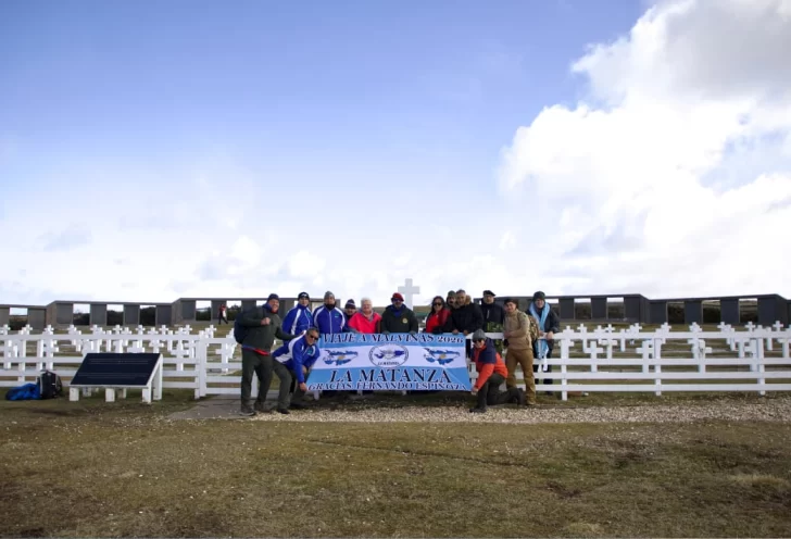 VETERANOS-DE-MALVINAS-EN-EL-CEMENTERIO-DE-DARWIN-130926-2-728x496