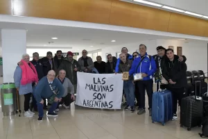 Después de 44 años, veteranos volvieron a las Malvinas y fueron hostigados: “No hay que bajar los brazos” Después de 44 años, veteranos volvieron a las Malvinas y fueron hostigados: “No hay que bajar los brazos”