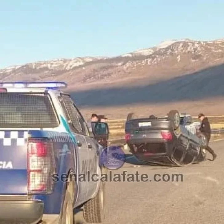 Despiste, impacto y vuelco camino al Glaciar Perito Moreno: dos personas fueron derivadas al Hospital SAMIC Despiste, impacto y vuelco camino al Glaciar Perito Moreno: dos personas fueron derivadas al Hospital SAMIC
