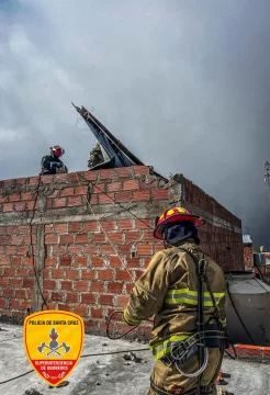 Voladura de techo en Caleta Olivia: Bomberos trabajaron para asegurar una vivienda Voladura de techo en Caleta Olivia: Bomberos trabajaron para asegurar una vivienda