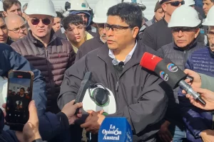 Claudio Vidal acompañó la puesta en marcha del nuevo equipo perforador de CGC: “Trabajo, producción y regalías para Santa Cruz” Claudio Vidal acompañó la puesta en marcha del nuevo equipo perforador de CGC: “Trabajo, producción y regalías para Santa Cruz”