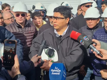 Claudio Vidal acompañó la puesta en marcha del nuevo equipo perforador de CGC: “Trabajo, producción y regalías para Santa Cruz” Claudio Vidal acompañó la puesta en marcha del nuevo equipo perforador de CGC: “Trabajo, producción y regalías para Santa Cruz”