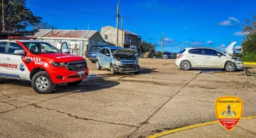 Bomberos intervino en un accidente entre dos vehículos en una esquina céntrica de Puerto Deseado Bomberos intervino en un accidente entre dos vehículos en una esquina céntrica de Puerto Deseado