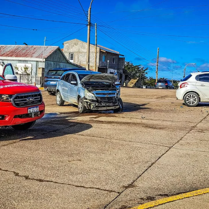 Bomberos intervino en un accidente entre dos vehículos en una esquina céntrica de Puerto Deseado Bomberos intervino en un accidente entre dos vehículos en una esquina céntrica de Puerto Deseado