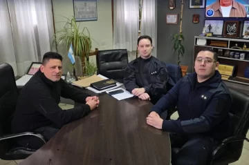 Dos oficiales de la Policía de Santa Cruz culminaron exigentes posgrados académicos en Buenos Aires Dos oficiales de la Policía de Santa Cruz culminaron exigentes posgrados académicos en Buenos Aires