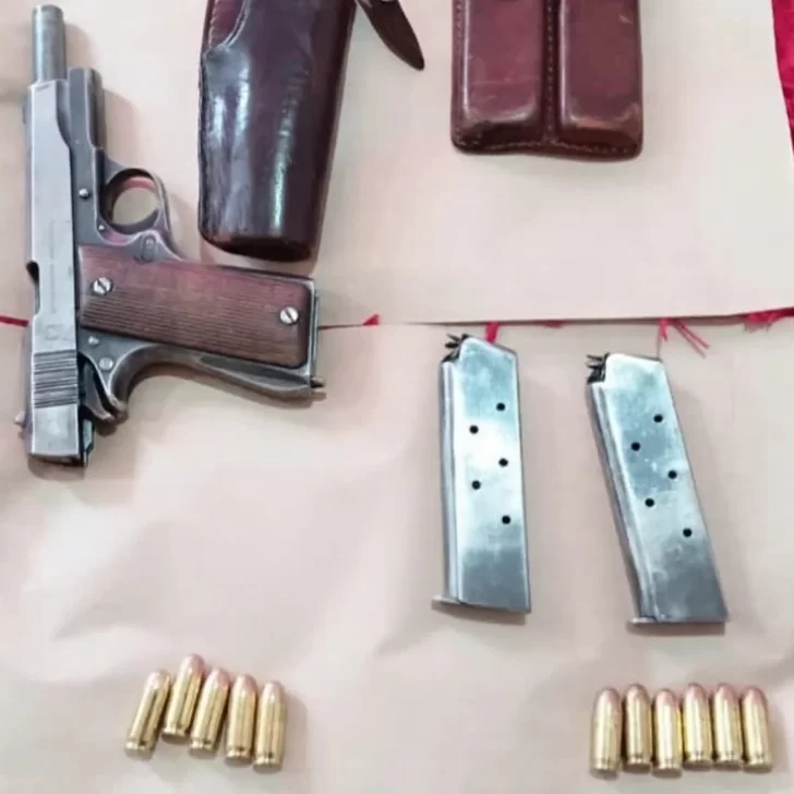 Secuestraron una pistola calibre 45 con marcas de Gendarmería tras una denuncia por amenazas en El Chaltén Secuestraron una pistola calibre 45 con marcas de Gendarmería tras una denuncia por amenazas en El Chaltén
