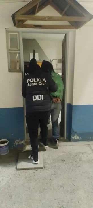  Una de las sospechosas siendo trasladada para ser identificada. FOTO: MINISTERIO DE SEGURIDAD