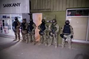 Desbarataron un bunker de drogas en pleno centro de Río Gallegos: cinco personas demoradas Desbarataron un bunker de drogas en pleno centro de Río Gallegos: cinco personas demoradas