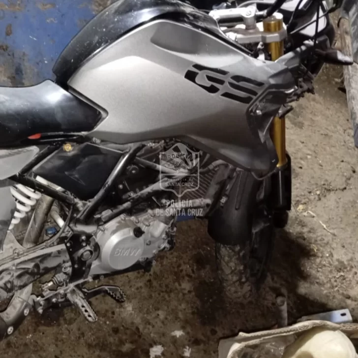 Allanaron una casa en Caleta Olivia y recuperaron una moto de alta gama robada en Buenos Aires Allanaron una casa en Caleta Olivia y recuperaron una moto de alta gama robada en Buenos Aires