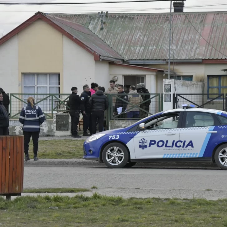 Un hombre permanece atrincherado en una vivienda del barrio 152 Viviendas Un hombre permanece atrincherado en una vivienda del barrio 152 Viviendas