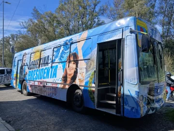 El “micro” ploteado con “Cristina Presidenta”, a pocos metros del acto de la UIA El “micro” ploteado con “Cristina Presidenta”, a pocos metros del acto de la UIA