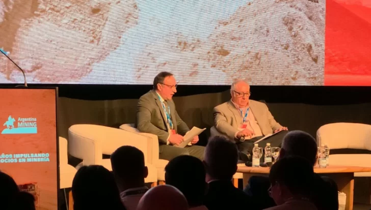 El presidente de FOMICRUZ S.E., Fernando Baños, junto al consultor del Alberto Carlocchia en el Centro de Convenciones de Salta donde brindaron un conversatorio sobre las bondades minerales de Santa Cruz El presidente de FOMICRUZ S.E., Fernando Baños, junto al consultor del Alberto Carlocchia en el Centro de Convenciones de Salta donde brindaron un conversatorio sobre las bondades minerales de Santa Cruz