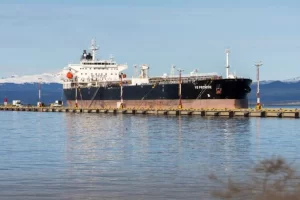 Tierra del Fuego busca modificar sus leyes para frenar los buques petroleros británicos y sancionar la ruta comercial con Punta Arenas Tierra del Fuego busca modificar sus leyes para frenar los buques petroleros británicos y sancionar la ruta comercial con Punta Arenas