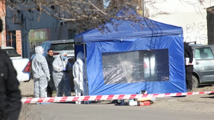  El cuerpo de la beba fue trasladado al interior de la carpa. FOTO: TAMARA MORENO/LA OPINIÓN AUSTRAL