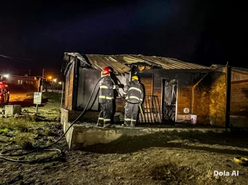 Personal de Bomberos controló un incendio en una casa prefabricada de la zona de chacras de Caleta Olivia Personal de Bomberos controló un incendio en una casa prefabricada de la zona de chacras de Caleta Olivia