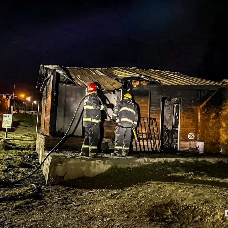 Personal de Bomberos controló un incendio en una casa prefabricada de la zona de chacras de Caleta Olivia Personal de Bomberos controló un incendio en una casa prefabricada de la zona de chacras de Caleta Olivia