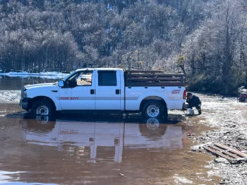 Chubut: retiraron la camioneta que permanecía hundida en el Lago La Plata Chubut: retiraron la camioneta que permanecía hundida en el Lago La Plata