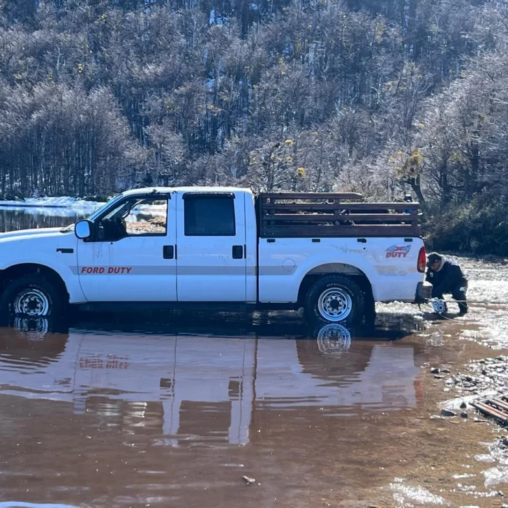 Chubut: retiraron la camioneta que permanecía hundida en el Lago La Plata Chubut: retiraron la camioneta que permanecía hundida en el Lago La Plata