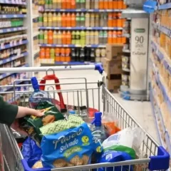 Santa Cruz tiene el changuito de supermercado más caro del país y supera el millón de pesos