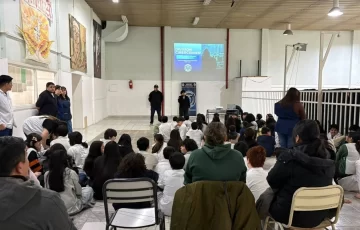 La División Cibercrimen capacitó a alumnos de la Escuela 47 sobre uso seguro de redes sociales La División Cibercrimen capacitó a alumnos de la Escuela 47 sobre uso seguro de redes sociales