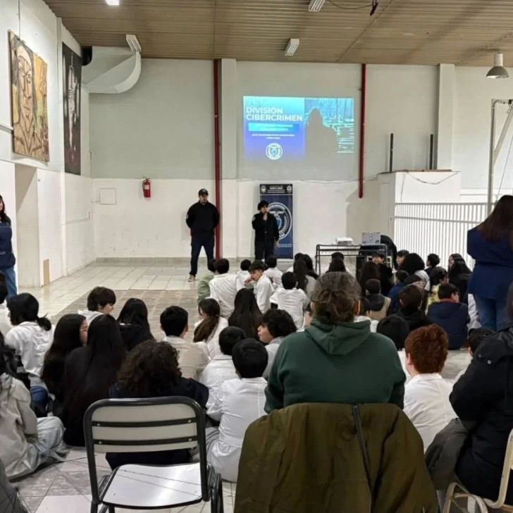 La División Cibercrimen capacitó a alumnos de la Escuela 47 sobre uso seguro de redes sociales La División Cibercrimen capacitó a alumnos de la Escuela 47 sobre uso seguro de redes sociales