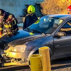 Desatascaron un vehículo encajado tras un impacto en pleno centro de Caleta Olivia