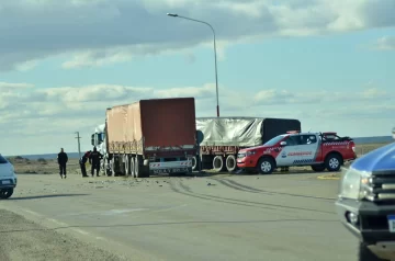 Un choque frontal entre un auto y un camión terminó sin heridos cerca de Puerto Santa Cruz Un choque frontal entre un auto y un camión terminó sin heridos cerca de Puerto Santa Cruz