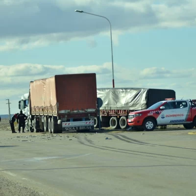 Un choque frontal entre un auto y un camión terminó sin heridos cerca de Puerto Santa Cruz Un choque frontal entre un auto y un camión terminó sin heridos cerca de Puerto Santa Cruz