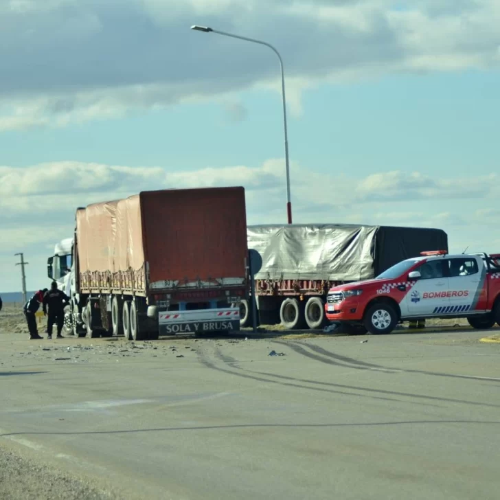 Un choque frontal entre un auto y un camión terminó sin heridos cerca de Puerto Santa Cruz Un choque frontal entre un auto y un camión terminó sin heridos cerca de Puerto Santa Cruz