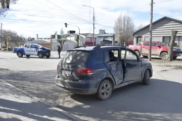 Violento choque entre un patrullero y un auto: siete personas fueron trasladadas al hospital Violento choque entre un patrullero y un auto: siete personas fueron trasladadas al hospital