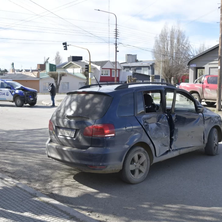 Violento choque entre un patrullero y un auto: siete personas fueron trasladadas al hospital Violento choque entre un patrullero y un auto: siete personas fueron trasladadas al hospital