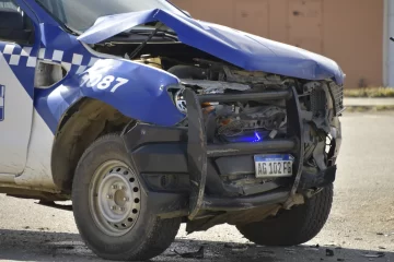 Un patrullero iba a asistir a una persona en situación de crisis y chocó en pleno centro de Río Gallegos Un patrullero iba a asistir a una persona en situación de crisis y chocó en pleno centro de Río Gallegos