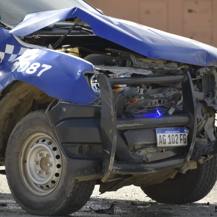Un patrullero iba a asistir a una persona en situación de crisis y chocó en pleno centro de Río Gallegos Un patrullero iba a asistir a una persona en situación de crisis y chocó en pleno centro de Río Gallegos