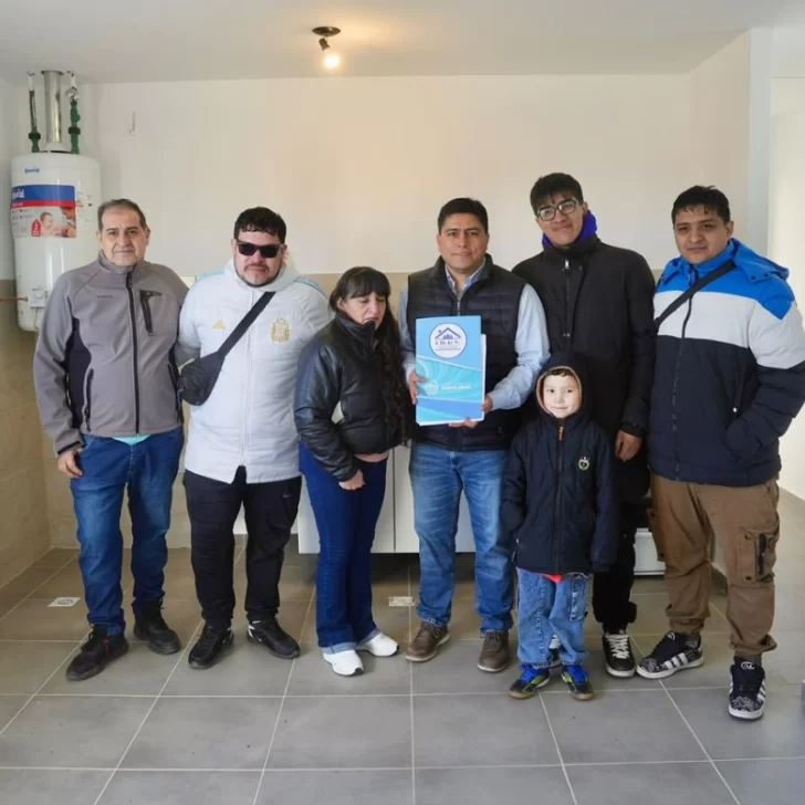 Vidal entregó viviendas y Alex recibió las llaves en nombre de su mamá Vidal entregó viviendas y Alex recibió las llaves en nombre de su mamá