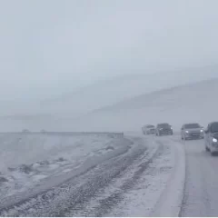 Cortaron la Ruta 40 en Santa Cruz, entre El Calafate y La Esperanza por un fuerte temporal de viento y nieve en la cuesta de Miguez y Cerrito