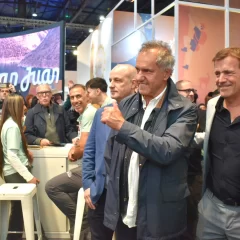 Daniel Scioli recorrió los stands de la Patagonia, se detuvo en Santa Cruz y conversó con Nadia Ricci