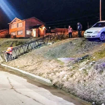 Perdió el control del auto y quedó a punto de caer por un barranco: bomberos y policías evitaron una tragedia