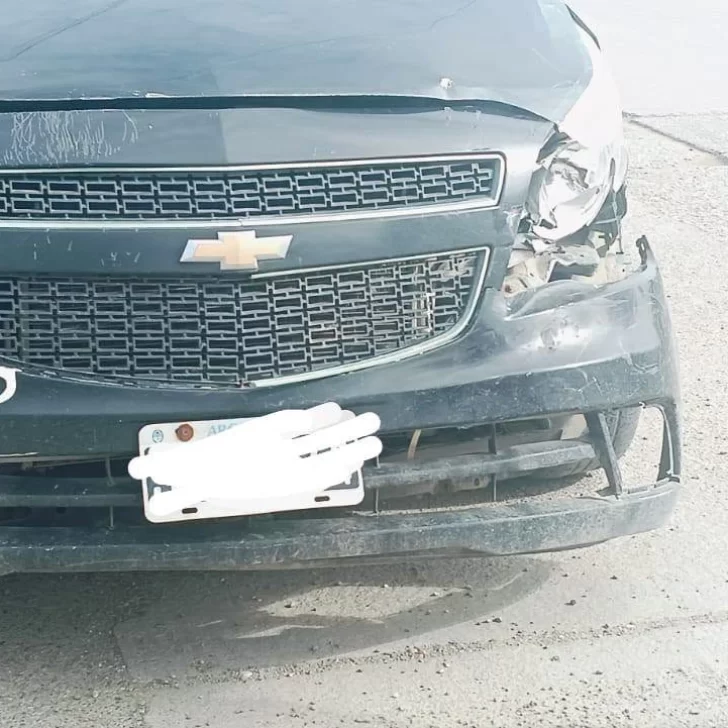 Importantes daños materiales tras el choque entre una camioneta de gran porte y un auto en Puerto Deseado Importantes daños materiales tras el choque entre una camioneta de gran porte y un auto en Puerto Deseado