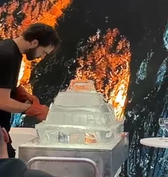Una réplica en hielo del barco del Glaciar Perito Moreno sorprendió en la FIT 2026 Una réplica en hielo del barco del Glaciar Perito Moreno sorprendió en la FIT 2026