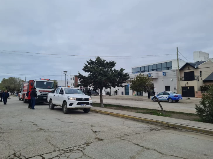  La zona del Banco Nación fue vallada y se dispusieron cortes de tránsito de manera preventiva. FOTO: TAMARA MORENO / LA OPINIÓN AUSTRAL