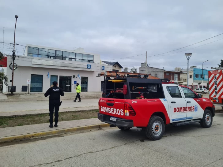  Personal policial y de Bomberos trabajó frente a la sucursal durante la inspección del edificio. FOTO: TAMARA MORENO / LA OPINIÓN AUSTRAL