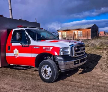 Temporal en Fitz Roy y Jaramillo: los bomberos aseguraron techos para evitar una tragedia Temporal en Fitz Roy y Jaramillo: los bomberos aseguraron techos para evitar una tragedia